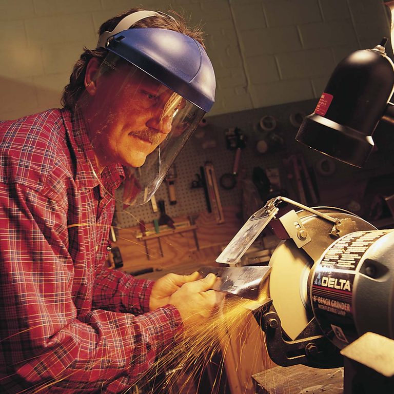 Mài sắc trên máy mài hai đá